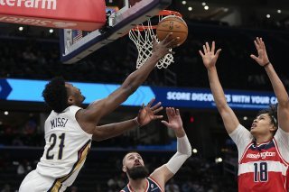 Kyshawn George (18, à droite) et les Wizards ont été battus pour la 2e fois en 3 jours par les Pelicans KEYSTONE/AP/Jess Rapfogel